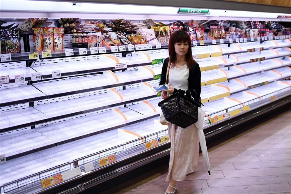 Các siêu thị trống trơn sau khi người dân đổ xô tích trữ lương thực ở Tokyo. Ảnh: Getty Images