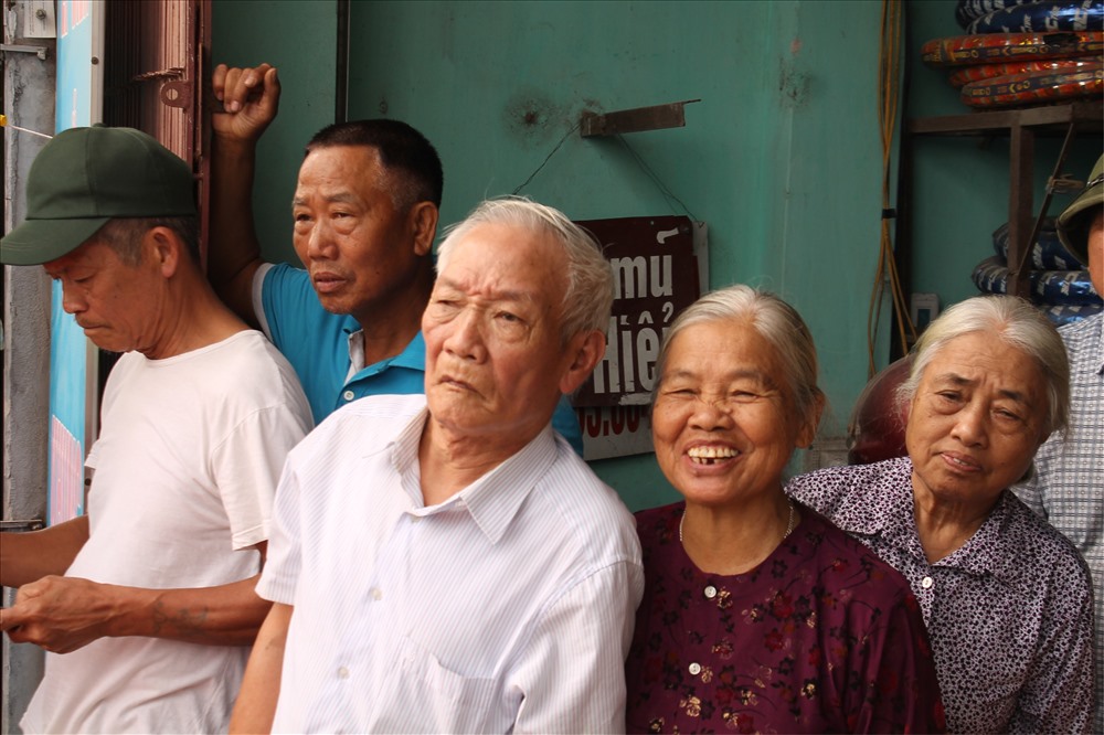 Người dân phấn khởi, vui mừng khi tuyến đường hoàn thành, đi vào khai thác, sử dụng. Ảnh Mai Dung