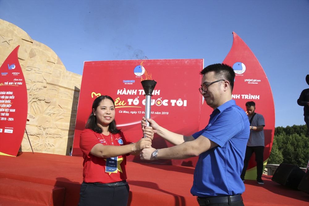 Hoạt động trao ngọn đuốc Hành trình “Tôi yêu Tổ quốc tôi” cho đơn vị TP.Hồ Chí Minh.