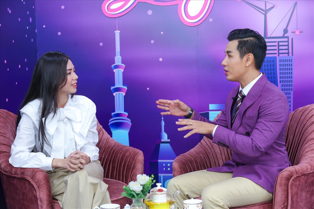“Thánh cover” Hương Ly trả lời thẳng thắn trước mọi câu hỏi của MC Nguyên Khang trong talkshow “Đẹp vô cực“. Ảnh: NVCC.