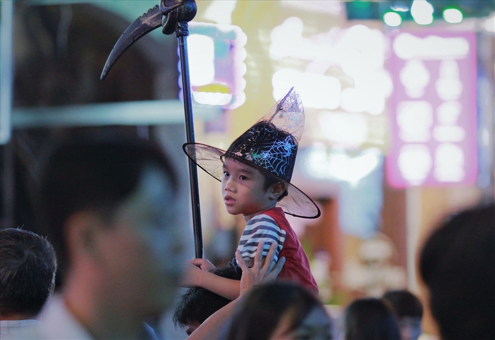 Trẻ nhỏ cũng rất chú ý tới Halloween. Dịp này, nhiều gia đình sắm cho con những bộ trang phục phù thuỷ, hay đưa con đi chơi tại những nơi có không khí lễ hội này.