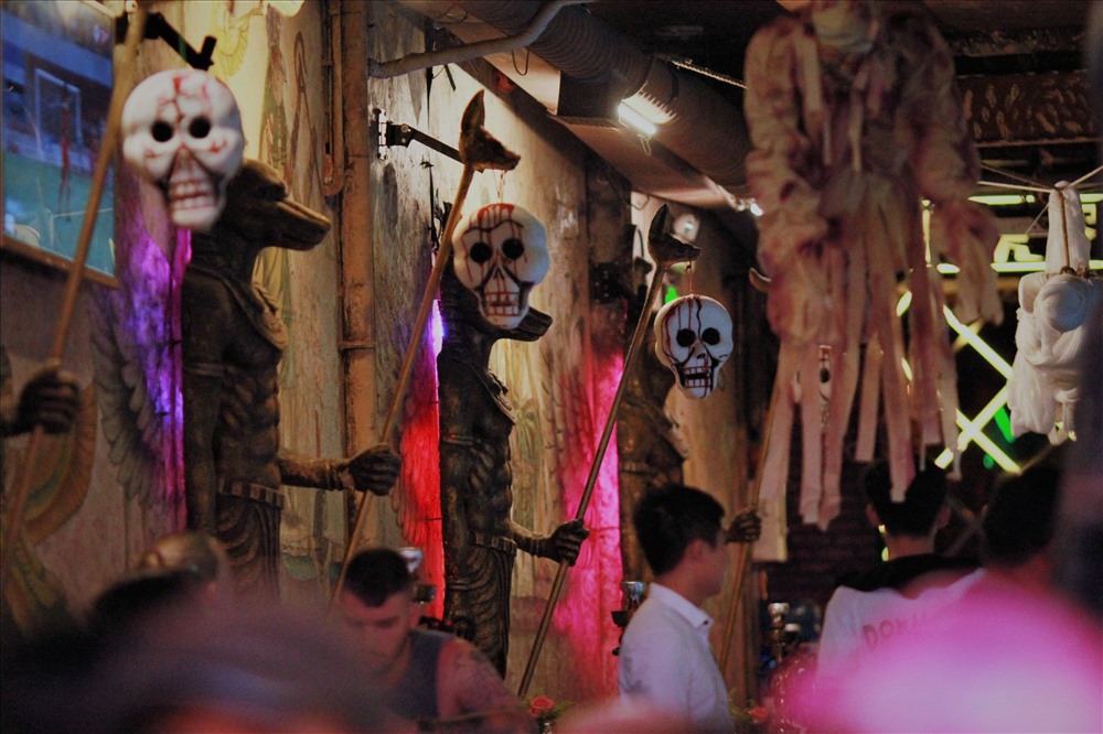 Để hưởng ứng Halloween, các quán xá ở phố Tây trang trí những hình ảnh rùng rợn