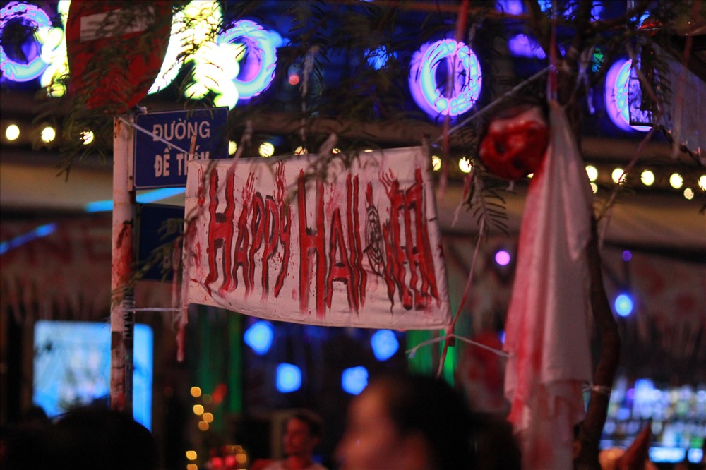 Để hưởng ứng Halloween, các quán xá ở phố Tây trang trí những hình ảnh rùng rợn