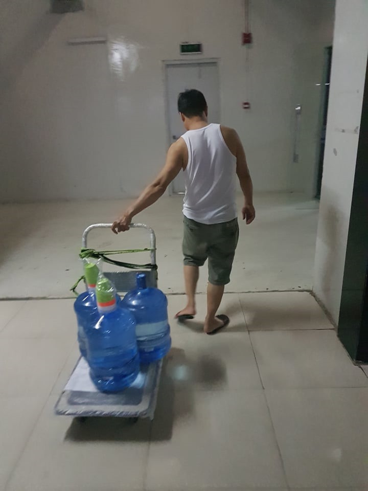 Lượng người mua nước đóng bình tăng đột biến.