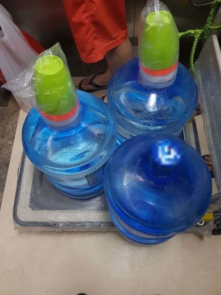 Tại các chung cư, nước đóng bình được mang đến tận nhà. Ảnh Anh Huy.