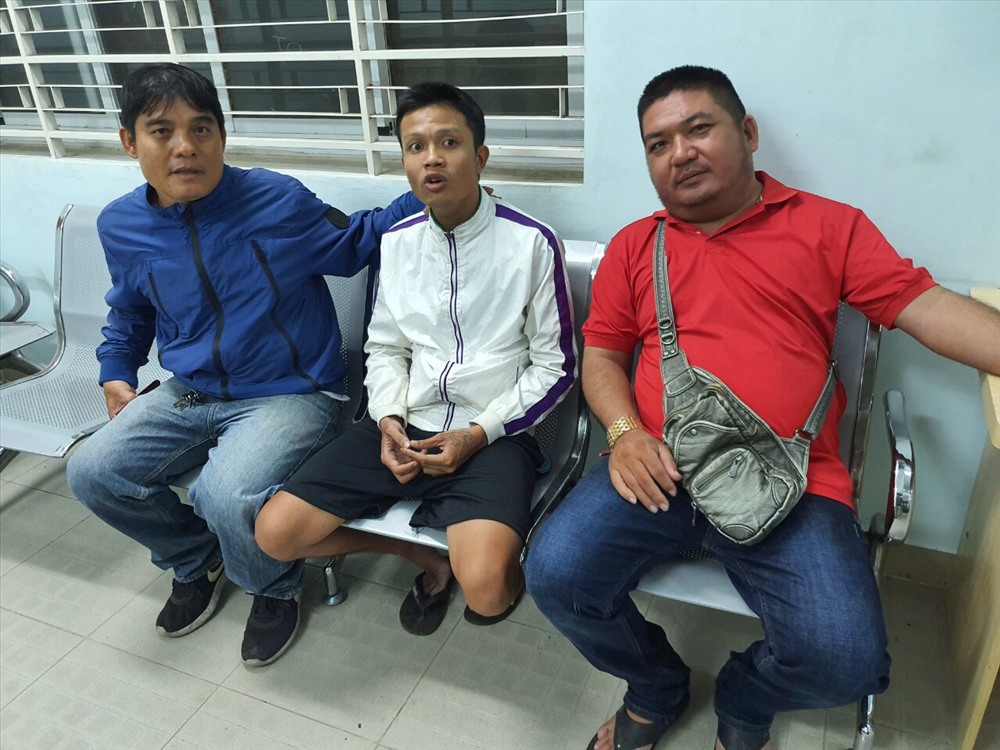“Hiệp sĩ” Nguyễn Thanh Hải và “hiệp sĩ” Lương Hóa giữ đối tượng đánh mẹ cướp tiền giao cho công an - Ảnh: T.H