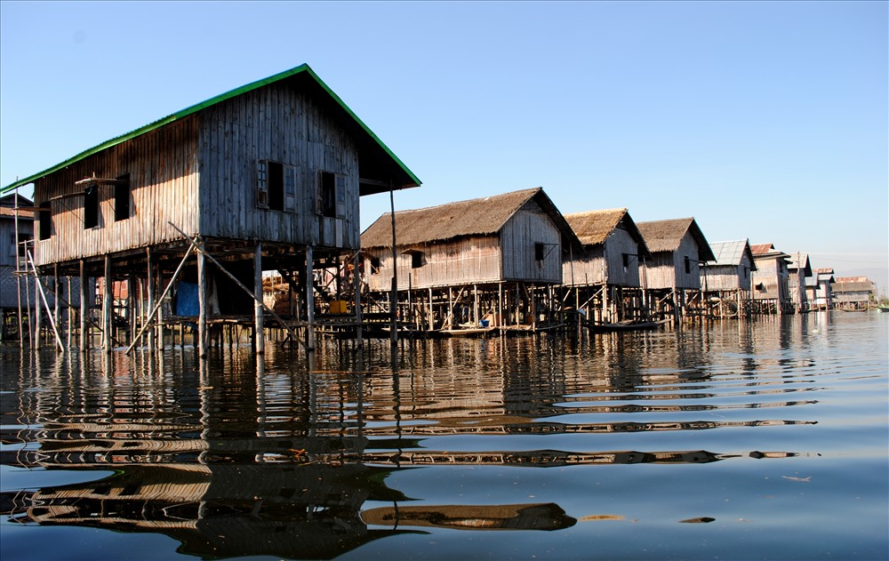 Xóm nhà nổi bằng gỗ của dân bản địa trên hồ.