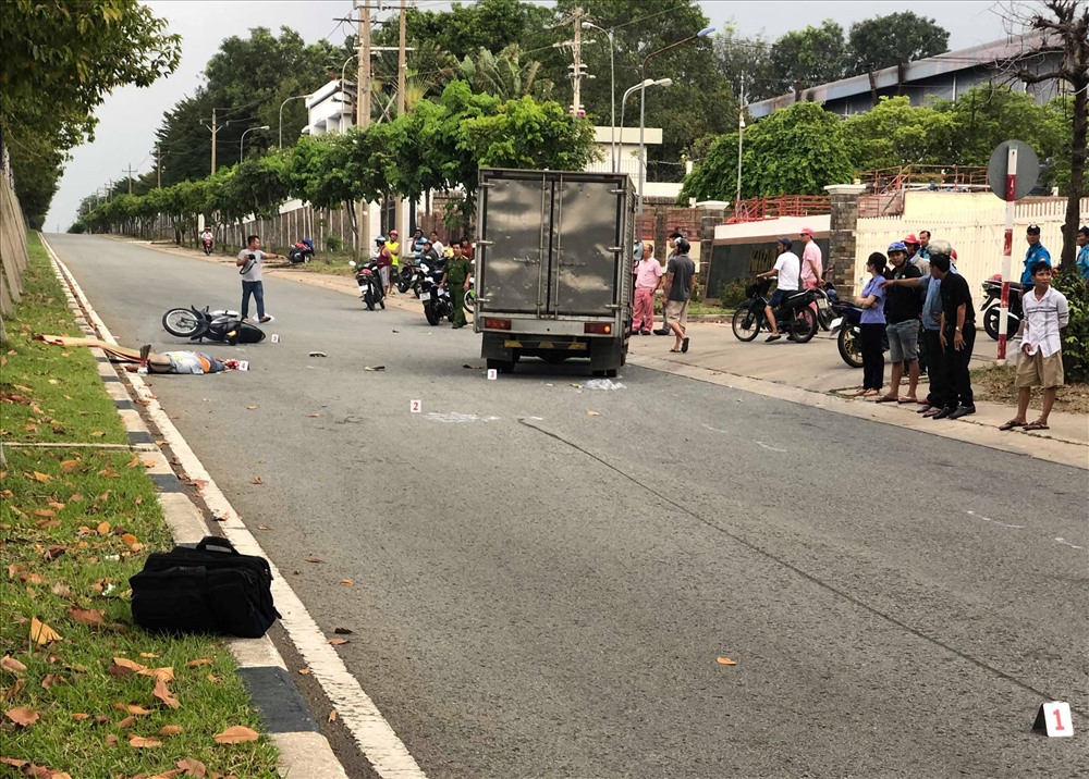 Công an thị xã Bến Cát đã khám nghiệm hiện trường điều tra nguyên nhân vụ tai nạn - Ảnh: Đ.T