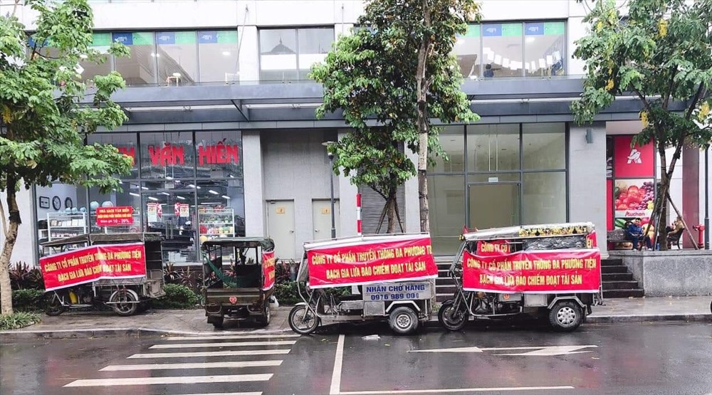 Những băng-rôn đòi tiền được căng trước trụ sở của Công ty Bạch Gia tại quận Hà Đông.