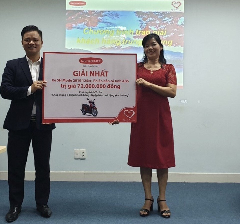 Đại diện Dai-ichi Life Việt Nam trao giải Nhất cho khách hàng tại TP. HCM. Đại diện Dai-ichi Life Việt Nam trao giải Nhất cho khách hàng tại TP. HCM.
