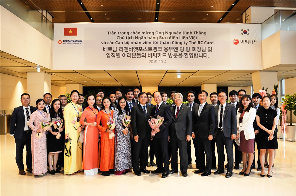 Phái đoàn 2 bên chụp ảnh lưu niệm. Ảnh LVB
