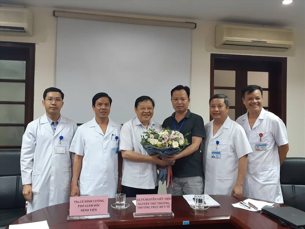 Gia đình bệnh nhân tặng hoa cảm ơn BV. Ảnh: T.L