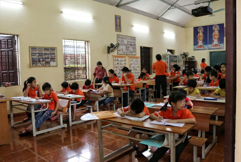 Lớp học tình thương được cô Hòa giảng dạy tại chùa Hương Lan.