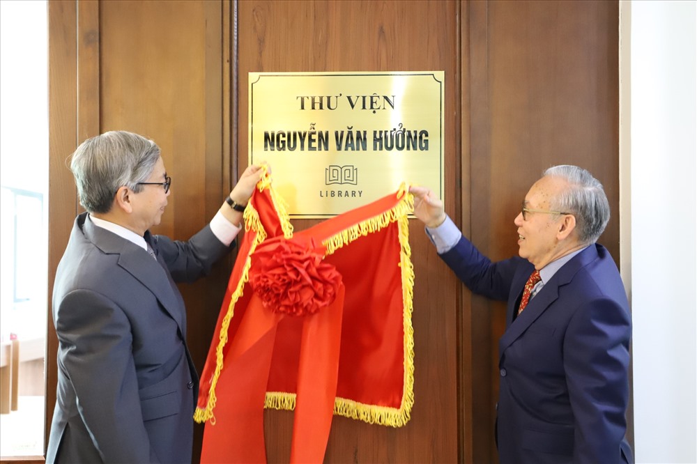 Thượng tướng Nguyễn Văn Hưởng (bên trái) kéo băng chính thức mở cửa thư viện. Ảnh: Nguyễn Hồng.