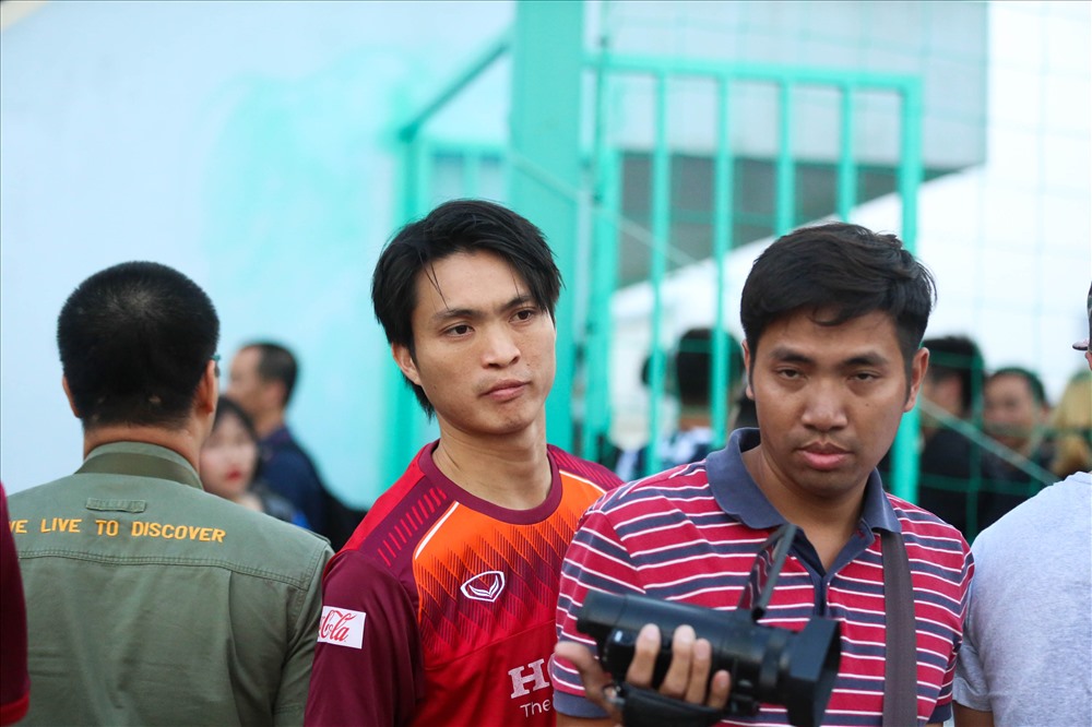 Tuấn Anh sẽ được nghỉ ngơi để bình phục hẳn chấn thương, đó là lí do ông Park không mạo hiểm với tiền vệ này. Ảnh: Hoài Thu