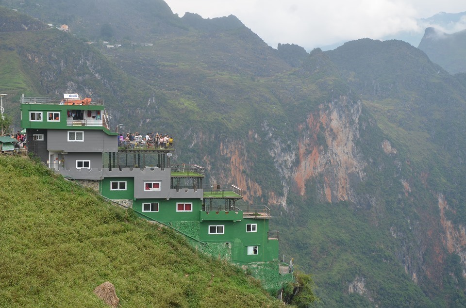 Nhà nghỉ trên đèo Mã Pì Lèng được “phủ xanh“. Ảnh: Nguyễn Anh Tuấn.