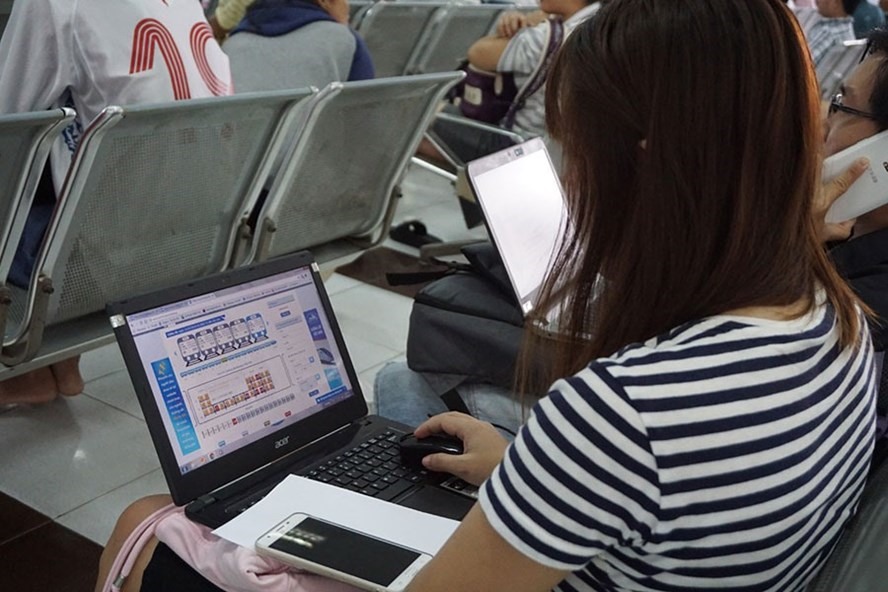 Trong tất cả các cánh mua vé tàu Tết Cánh Tý 2020, hình thức mua vé trực tuyến là dễ có vé nhất. Ảnh: M.Q