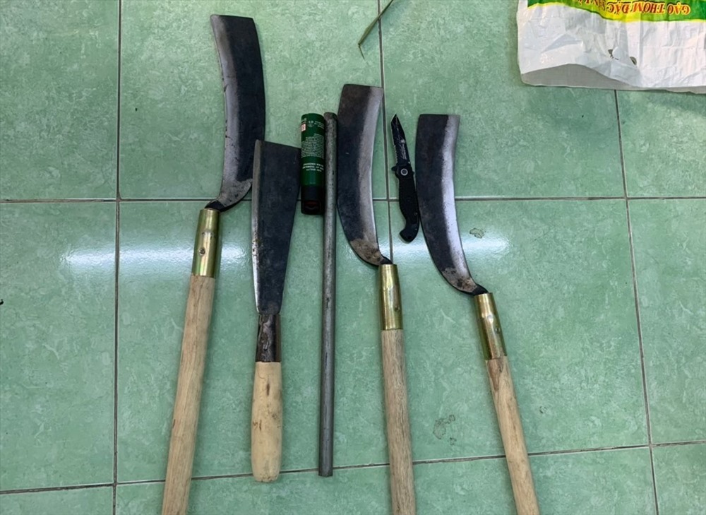 Hung khí nhóm này mang theo trên xe - Ảnh: A.X