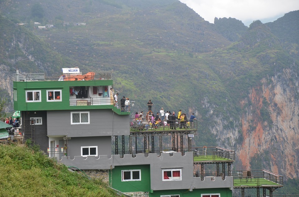 Bộ cho rằng nhà nghỉ Mã Pì Lèng Panorama cản trở tầm nhìn du khách. Ảnh: Nguyễn Tuấn Anh.