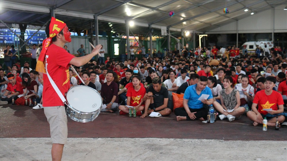 Đầu tiên, sân vận động Hoa Lư (quận 1) là địa điểm lý tưởng cho người yêu đội tuyển Việt Nam. Ban quản lý sân sẽ lắp đặt màn hình cỡ lớn tại khu vực ở giữa sân. Tọa lạc ngay khu trung tâm thành phố, sân vận động Hoa Lư rất thuận tiện cho việc đi lại cho các CĐV