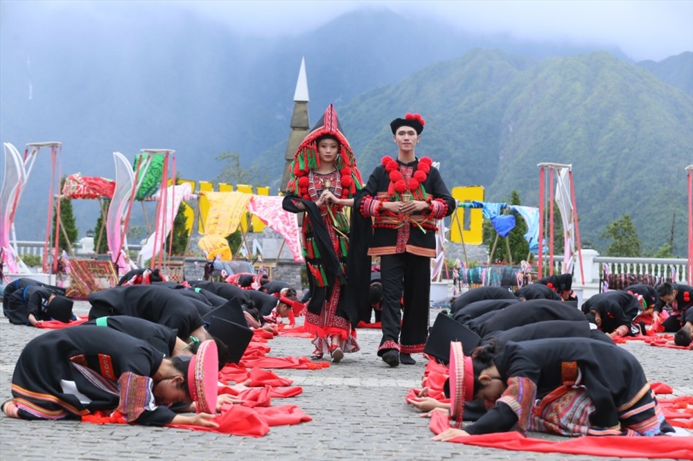 Show diễn nghệ thuật Vũ điệu trên mây.