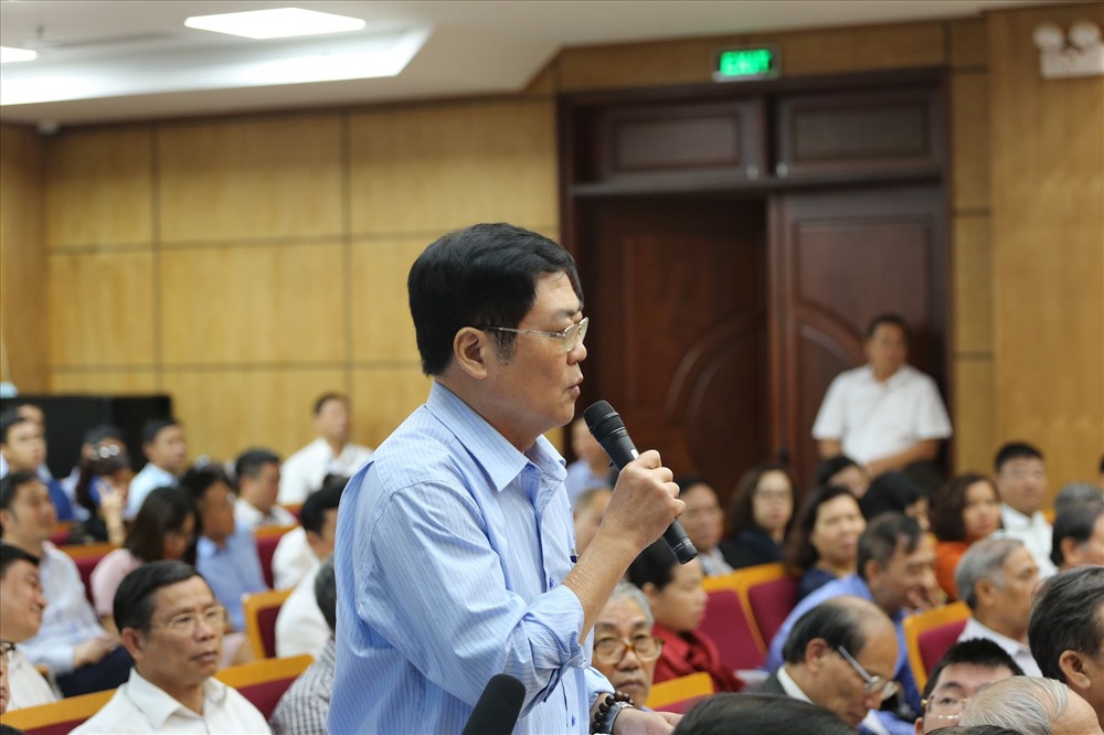 Cử tri nêu ý kiến tại buổi tiếp xúc. Ảnh PV
