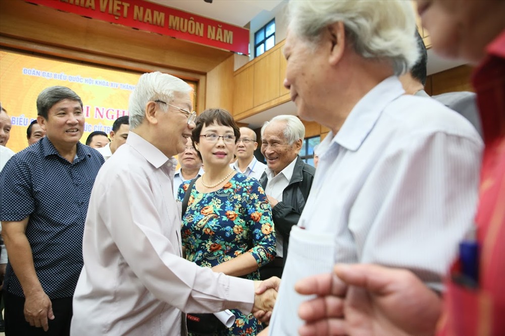 Cử tri dành tình cảm cho Tổng Bí thư, Chủ tịch Nước Nguyễn Phú Trọng. Ảnh N.Thắng