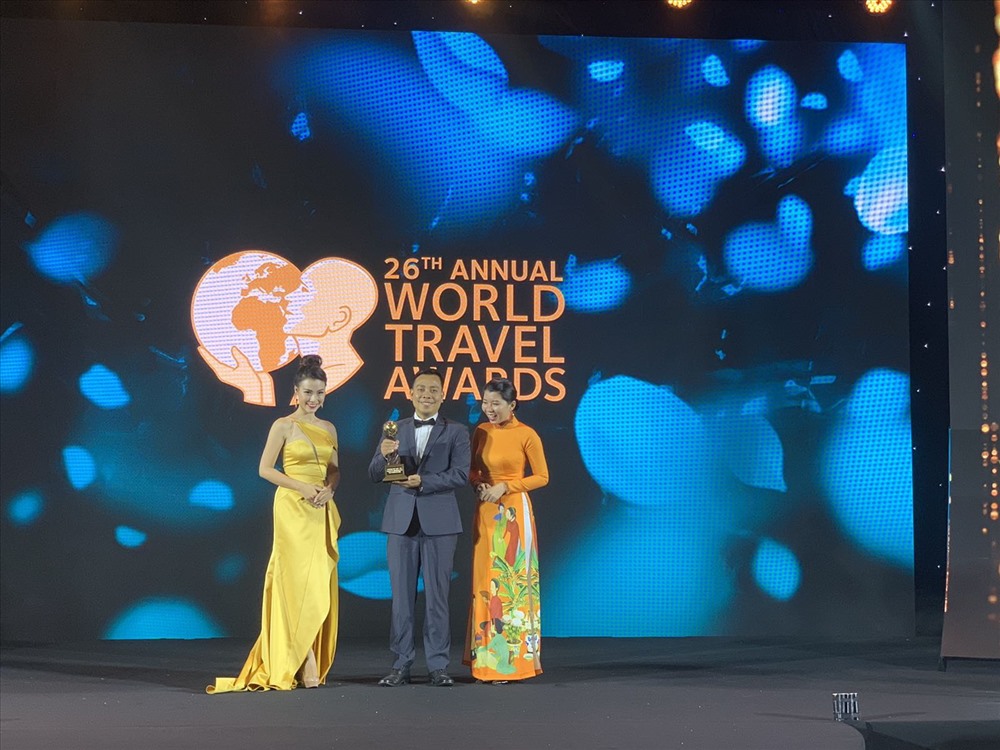 Đại diện Sun World Ba Na Hills nhận giải thưởng.