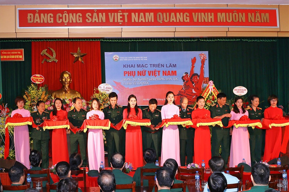 Các đại biểu cắt băng khai mạc triển lãm. Ảnh K.Anh