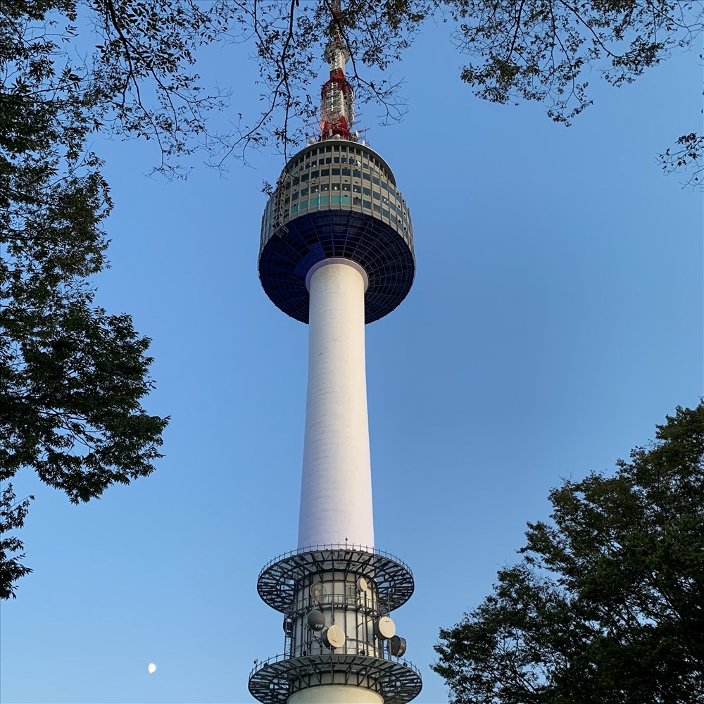 Tháp Namsan - nơi treo khoá tình yêu là địa điểm khách du lịch không thể bỏ qua khi đặt chân tới Hàn Quốc. Bạn Minh Hà - một du khách tới từ Việt Nam cho biết: “DDaa