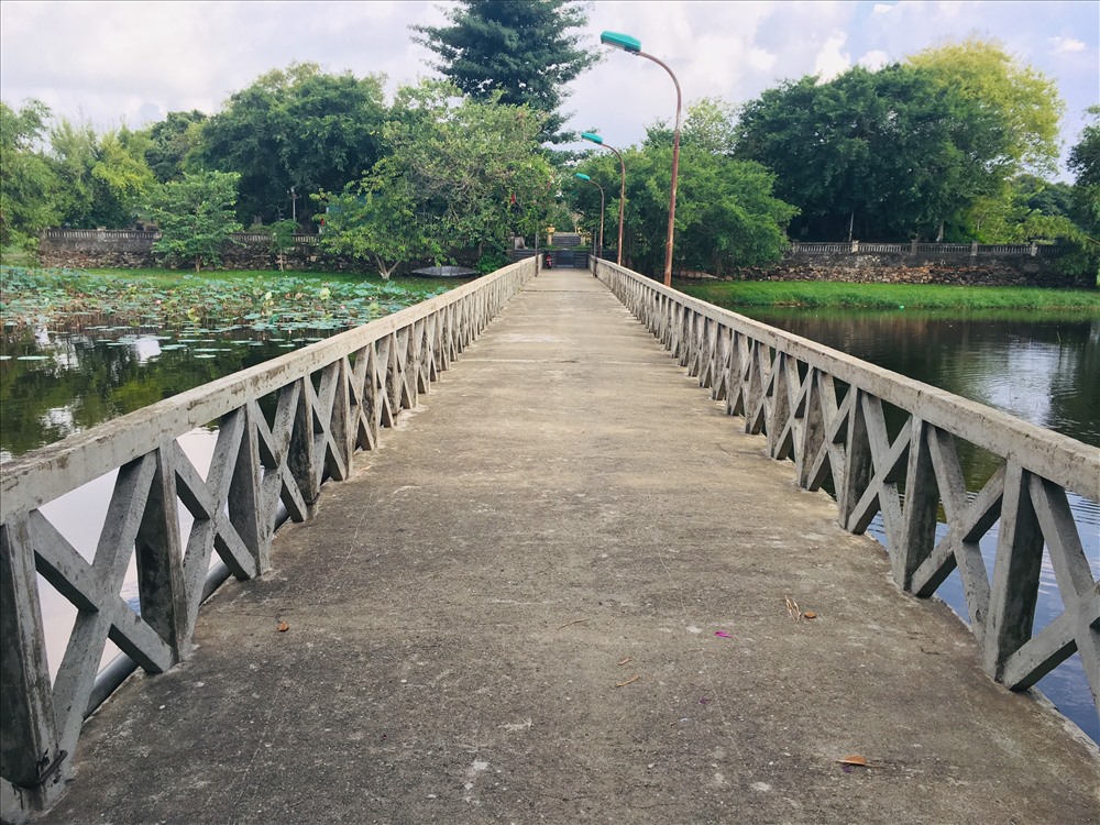 Cầu Hồng Cừ bắc qua đảo Bồng Lai ở hồ Tịnh Tâm.