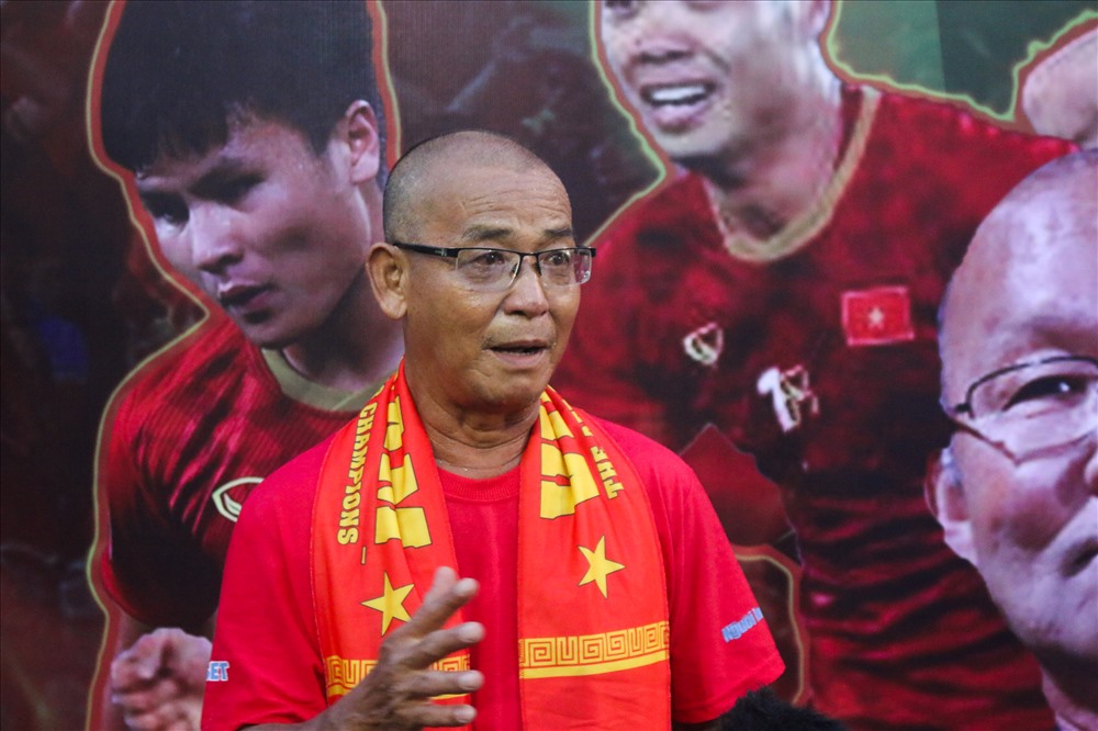 Anh Văn Nguyên (quận 10, TP.Hồ Chí Minh) nói: “Tuyển Việt Nam theo tôi đang ở đỉnh cao phong độ. Chúng ta có một huấn luyện viên giỏi và nhiều cầu thủ cứng. Không quá tự tin nếu cho rằng tuyển Indonesia không có cửa thắng trận này. Dù bóng đá không nói trước được điều gì tuy nhiên tôi tin chắc chắn chúng ta giành chiến thắng“.