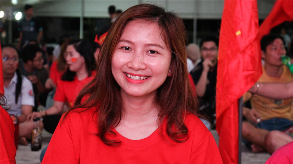 Chị Lê Hằng (quận 2, TP.Hồ Chí Minh) đến sân vận động Hoa Lư từ 5 giờ chiều để cổ vũ cho đội tuyển nước nhà. “Tôi hy vọng Việt Nam sẽ giành chiến thắng với tỉ số 3-0. Cầu thủ Công Phượng và Anh Đức sẽ ghi bàn vào lưới. Việt Nam cố lên” - Chị Hằng nói.