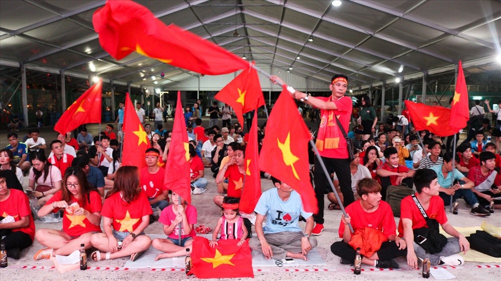 So với đội tuyển Việt Nam, chủ nhà Indonesia đang trình diễn bộ mặt thất vọng sau 3 trận toàn thua ở vòng loại thứ 2 World Cup 2022 khu vực Châu Á. Nhiều cổ động viên đặt trọn niềm tin vào thầy trò ông Park Hang-seo với sứ mệnh “giải cơn khát chiến thắng” đã tồn tại 20 năm qua trước Indonesia.