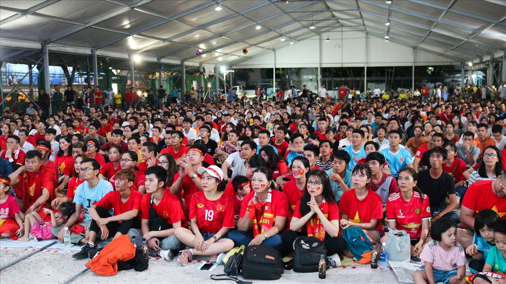 Không khí cuồng nhiệt tại sân vận động Hoa Lư (quận 1, TP.Hồ Chí Minh)