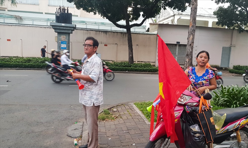 Nhiều người tận dụng thời cơ bày bán các mặt hàng phục vụ cổ động viên.