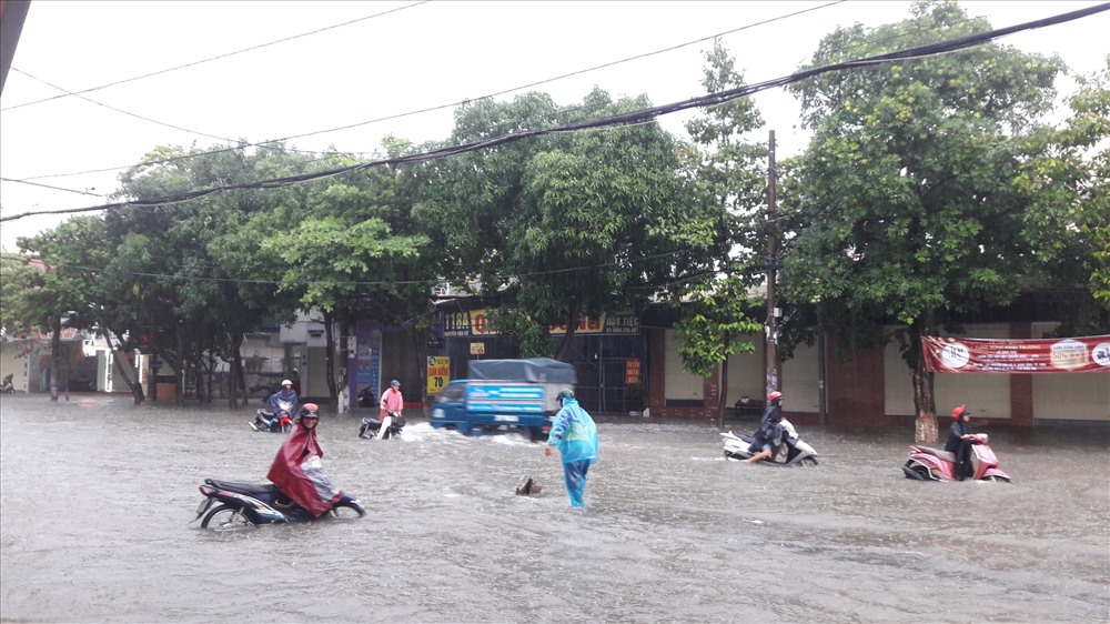 Nhiều phương tiện giao thông bị chết máy khi di chuyển trong nước.