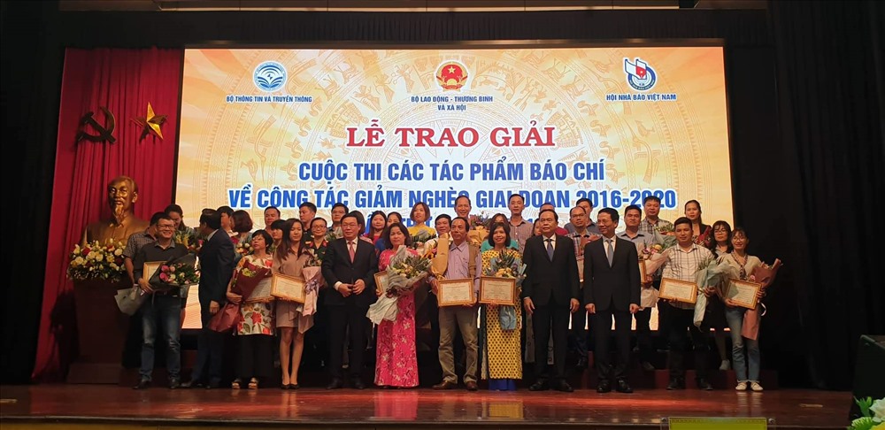 Các tác giả đạt giải thưởng cuộc thi. Ảnh PV