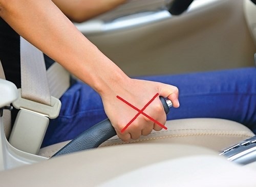 Phanh tay không còn tác dụng khi xe bị kẹt chân ga ở tốc độ cao. Ảnh BD.