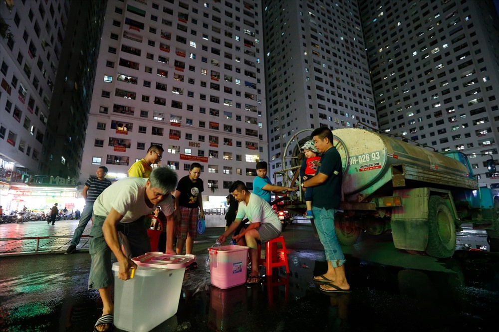 Dân Hà Nội xuyên đêm xếp hàng lấy nước sạch sau vụ nước sông Đà nhiễm dầu