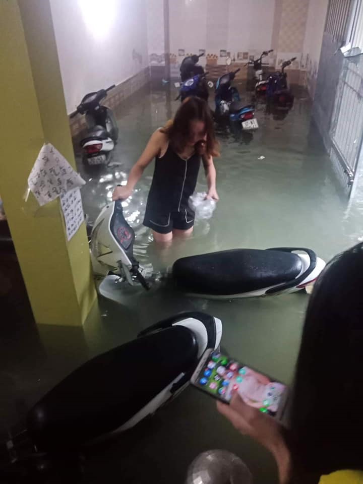 Sinh viên thành phố Vinh khốn khổ vì mưa ngập