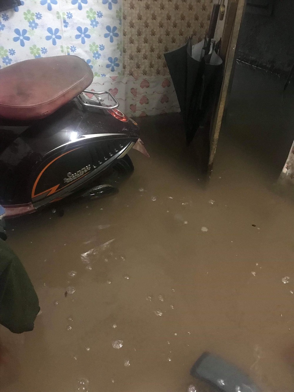 Nước dâng quá nhanh, một số sinh viên không kịp sơ tán đồ đạc