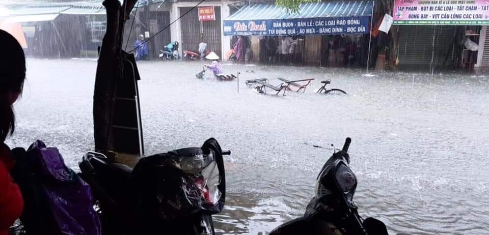 Nhiều người “bơi” trên đường phố