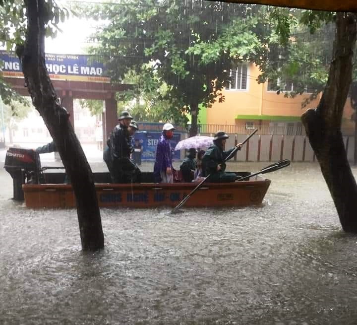 Cơ quan chức năng dùng xuồng bơi trên đường phố để cứu hộ. Ảnh: TG