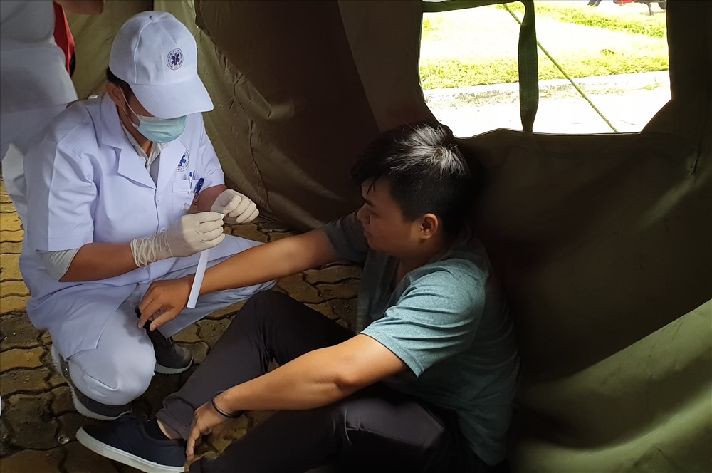 Các nạn nhân bị thương được sơ cứu ban đầu trước khi chuyển đi cấp cứu ở bệnh viện.