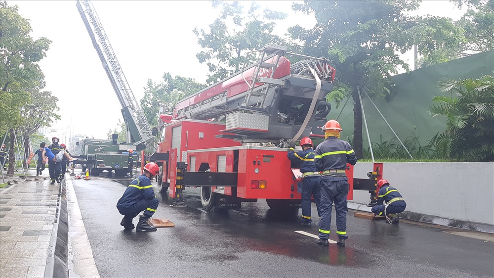 Đây là buổi diễn tập quy mô lớn với hơn 1.000 người tham gia đến từ nhiều đơn vị, lực lượng. Bên cạnh đó, gần 100 phương tiện được huy động gồm: xe chữa cháy, xe CNCH, xe thang, xe chỉ huy, xe cứu thương, tàu chữa cháy, xuồng CNCH, máy bay trực thăng.