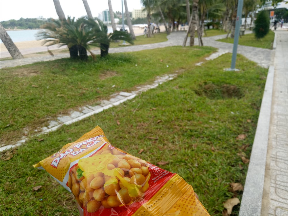 Gói đậu phộng bán ngoài thị trường là 5 ngàn đồng nhưng nhiều người bị đe dọa nên phải mua với giá 50 ngàn đồng để được yên thân. Ảnh:P.L