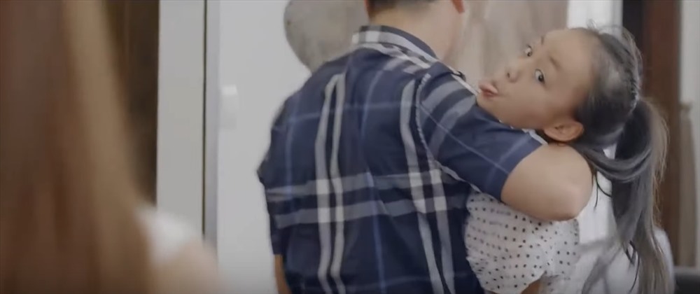 Bé Bống giả vờ ngất xỉu khi Thái đưa Trà về ở chung. Ảnh: CMH.