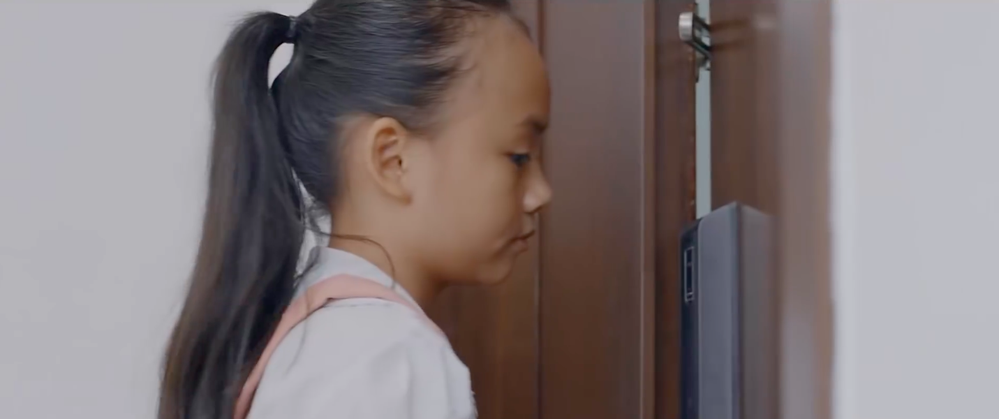 Bống nghe lén được cuộc nói chuỵện giữa Trà và người yêu cũ. Ảnh: CMH.