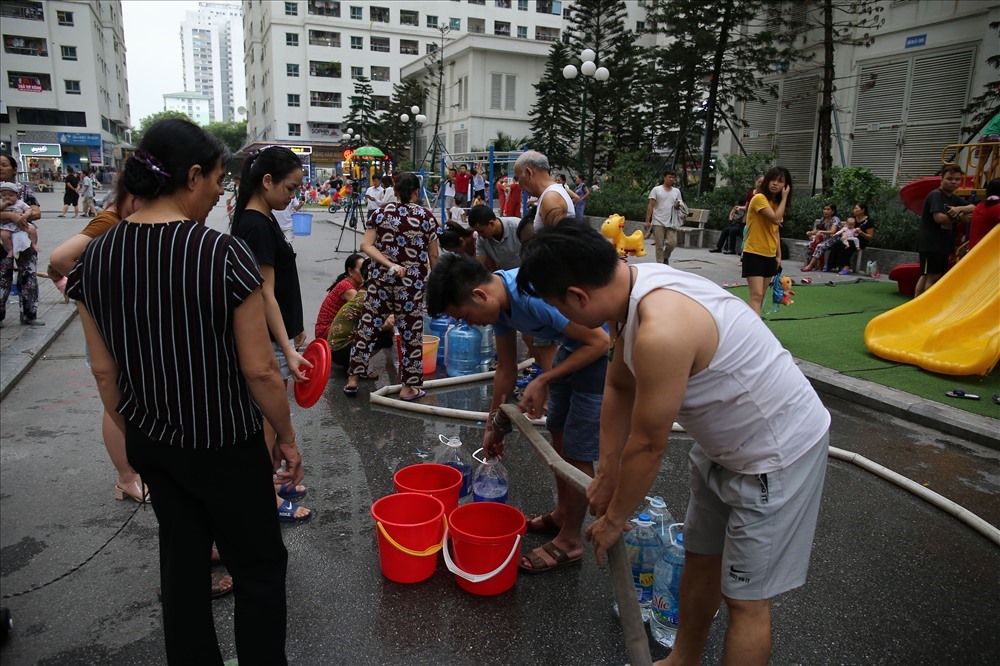 Trong nhiều ngày người dân phải mua nước sạch để sử dụng.